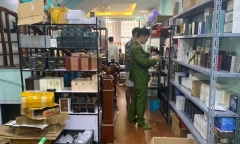 Hà Nội: Phát hiện hơn 1.000 lọ nước hoa không rõ nguồn gốc