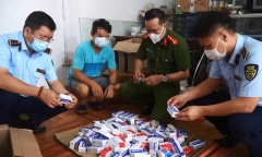 Hà Nội: Phát hiện hàng trăm hộp thuốc chữa COVID-19 không rõ nguồn gốc