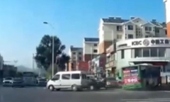 Vượt ẩu, xe buýt lao vào ngân hàng, nhiều hành khách bị thương