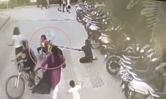 Video: Chó bị xích bằng dây vẫn lao tới cắn bé gái 6 tuổi