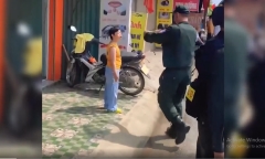Bé gái đứng dưới nắng chào đoàn diễu binh, sĩ quan CSCĐ có hành động bất ngờ