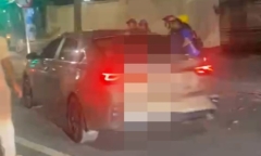 Vụ nghi vấn ô tô đâm xe máy rồi rú ga bỏ chạy ở Hà Nội: Camera ghi lại gì?