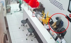 Xôn xao clip người đàn ông cầm dao xông vào cửa hàng, đe dọa nữ nhân viên, nhân chứng nói gì?
