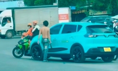 Clip: Người đàn ông không mặc áo, cầm hung khí chặn taxi công nghệ vì nghi vợ ngồi trong xe