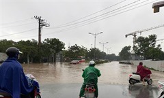 Hà Nội xuất hiện nhiều điểm úng ngập sau trận mưa lớn, công ty Thoát nước vận hành hàng loạt trạm bơm