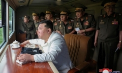 Triều Tiên thử bệ phóng rocket đa nòng, ông Kim Jong Un đích thân giám sát