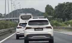 Hiện trường vụ hàng trăm lưới thép rơi từ xe đầu kéo, trúng đôi nam nữ đi xe máy