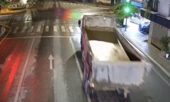 Hà Nội: Xử lý tài xế làm rơi đất thải ra đường