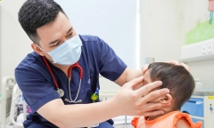 Đi đá bóng bị ong đuổi đốt, bé trai 11 tuổi ở Hà Nội sốc phản vệ
