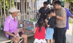 Người phụ nữ bắt được con rắn màu xanh lam 