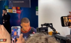Mbappe bỏ đi trước câu hỏi kém duyên của phóng viên