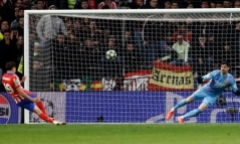Vì sao cú sút luân lưu của Julian Alvarez trước Real Madrid lại bị hủy?