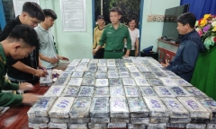 Bàn giao cho công an gần 300kg ma túy dạt vào bờ biển ở Quảng Ngãi