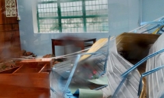 Hàng trăm người dân ở Nghệ An đội mưa vá đê trong đêm