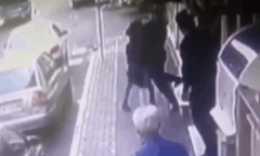 Clip: Cô gái đáp trả quyết liệt khi bị gã đàn ông đạp ngã trên phố