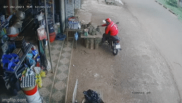 Video: Thanh niên mặc áo số 1 trộm sầu riêng, xe đạp cũ của trẻ em khiến ai nhìn cũng ngán ngẩm