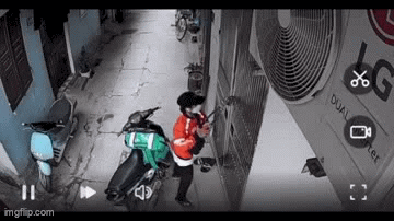 Nam thanh niên mặc áo shipper ngang nhiên phá khoá cổng, đột nhập vào nhà dân giữa ban ngày