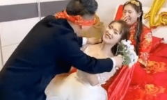 Phù dâu bị chú rể ôm hôn đắm đuối, cô dâu ngồi ngay cạnh lại có thái độ gây ngỡ ngàng