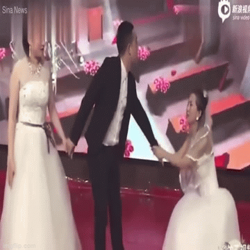 Video: Bạn gái cũ mặc váy cưới quyết níu kéo chú rể, hành động của cô dâu gây ngỡ ngàng