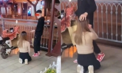 Cô gái khóc lóc quỳ gối cầu xin giữa đường, phản ứng của bạn trai gây ngỡ ngàng