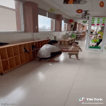 Bố dang tay đón con gái rượu ngoài cửa lớp, hành động của đứa trẻ gây ngỡ ngàng