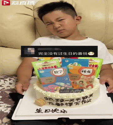 Bố mẹ tặng bánh sinh nhật có 1-0-2, cậu bé vừa nhìn liền lộ ra biểu cảm làm ai nấy cười ngất
