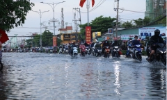 Triều cường bất ngờ dâng cao ở Tiền Giang, người dân vừa đón Tết vừa chạy ngập
