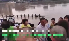 Cứu đứa trẻ đuối nước, người đàn ông bị đám đông vây chặt khi lên bờ, nguyên nhân gây ngỡ ngàng