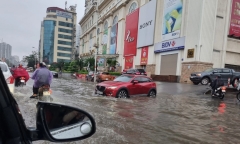 Hà Nội: Mưa to giờ cao điểm, nhiều tuyến phố kẹt cứng xe vì ngập 