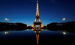 Pháp tắt điện Tháp Eiffel sớm hơn 1 tiếng để tiết kiệm năng lượng