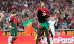 CĐV lao vào sân, ôm chầm lấy Ronaldo trong trận đấu của Bồ Đào Nha tại vòng loại Euro 2024