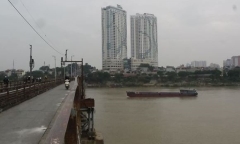 Cấm tàu thuyền qua lại sông Hồng để trục vớt bom dưới cầu Long Biên