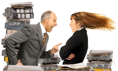 Cô gái bị đuổi việc chỉ vì trả lời tin nhắn sếp muộn