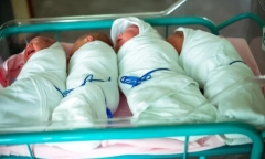 Thấy vợ sinh 4 người con trai cùng lúc, anh chồng tá hỏa bỏ trốn, lý do khiến ai cũng bất ngờ 