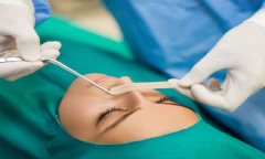 Xôn xao thông tin cô gái nâng mũi bằng sụn tai của bạn trai, bác sĩ nói gì?