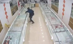 Hưng Yên: Truy bắt đối tượng dùng búa cướp tiệm vàng 