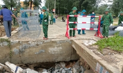 Thừa Thiên - Huế: Hàng trăm người khẩn trương khắc phục sạt lở bờ biển 