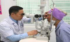Đang đi làm đồng, người phụ nữ bị mũi liềm cứa vào mắt 