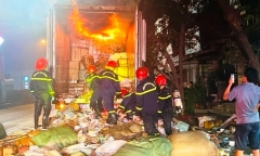 Kịp thời dập tắt đám cháy trên xe container lúc nửa đêm,