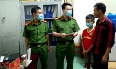 Đi lạc cách nhà hơn 100km, bé trai 13 tuổi được công an giúp đỡ