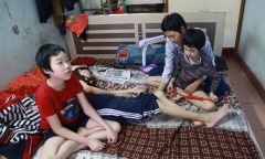 Mẹ mất việc vì Covid-19, cả nhà phải ăn cháo thay cơm