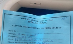 Cô gái trẻ khoe tiêm 2 mũi vaccine Pfizer nhờ