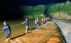Cảnh sát xuyên đêm giăng dây cứu dân vượt dòng lũ chảy xiết