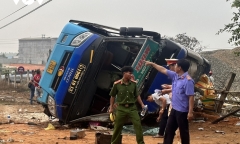 Tin tức tai nạn giao thông mới nhất ngày 17/4: Xe khách lật nghiêng, một người tử vong