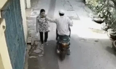 Vụ người phụ nữ ngã văng xuống đường khi bị cướp ở Hà Nội: Camera ghi lại gì?