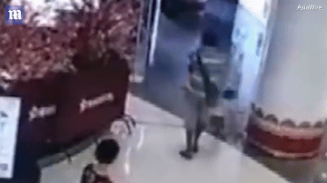 Phẫn nộ người đàn ông vô cớ vung chân đá văng bé gái xuống sàn trung tâm thương mại