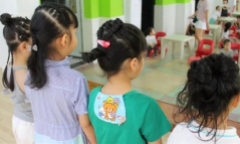 Con gái hào hứng khoe được cô giáo tết tóc, mẹ nhìn thấy lập tức yêu cầu hiệu trưởng đuổi thẳng giáo viên