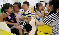 Cô giáo gửi nhầm tin nhắn vào nhóm chat phụ huynh, đường link có gì mà cha mẹ nào cũng