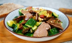 Tận dụng tim heo làm ngay món salad chống ngấy cho ngày hè nóng nực