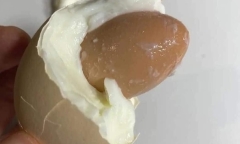 Bóc quả trứng luộc 